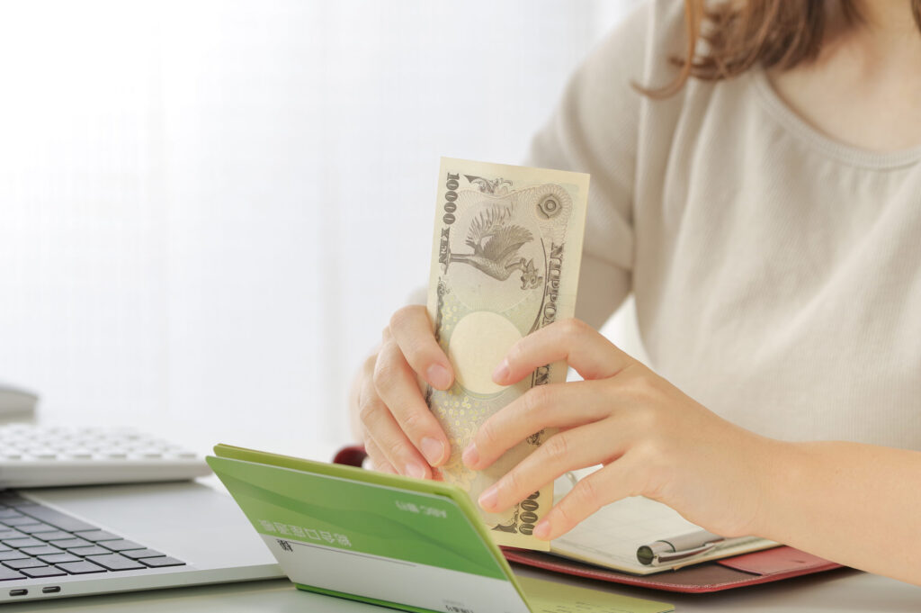 お金を計算する女性