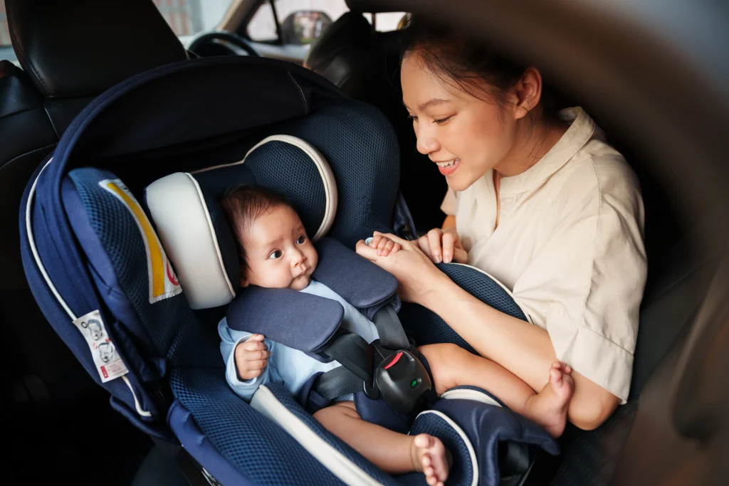 子どもを車に乗せる