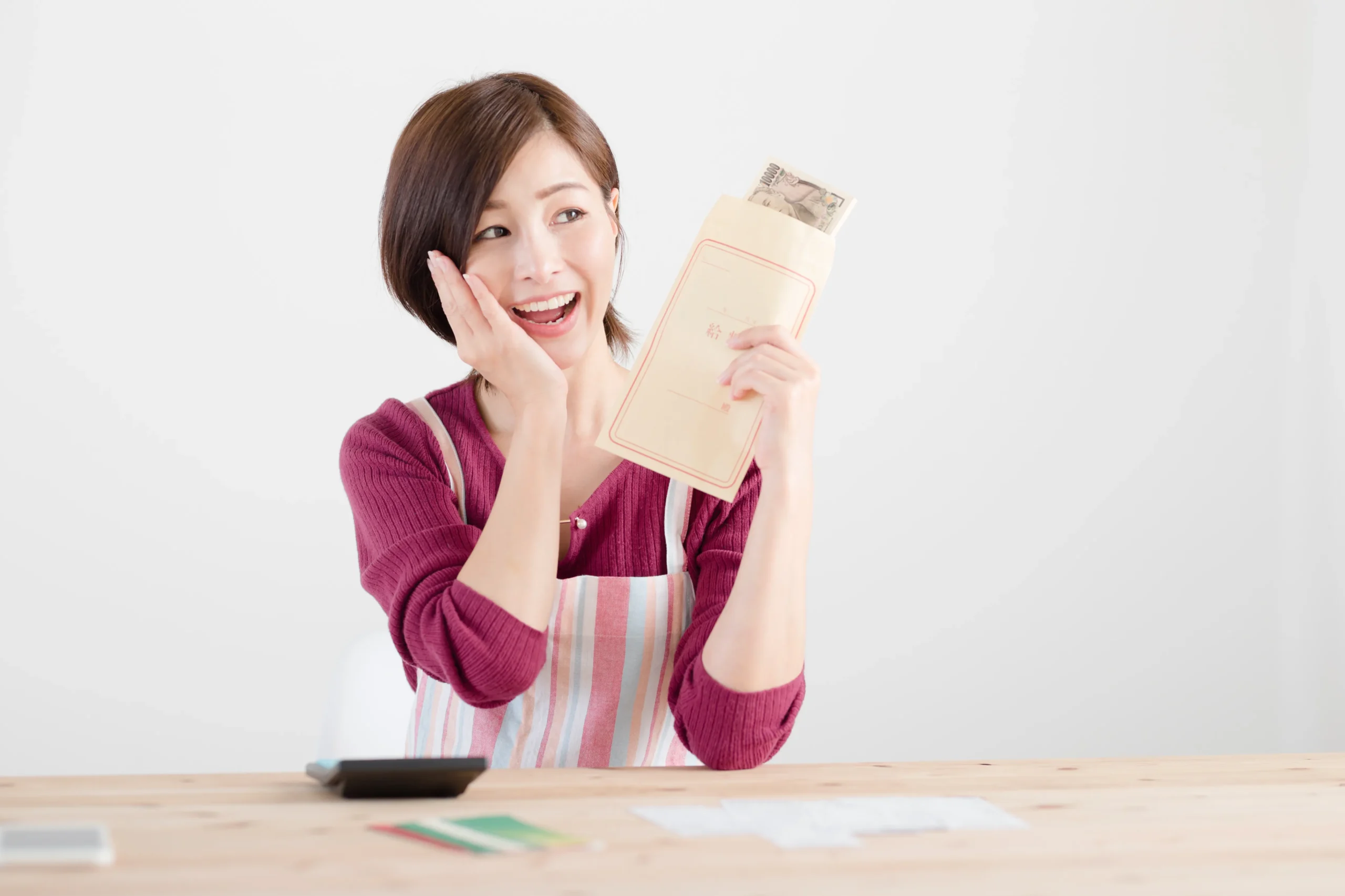 ボーナスを手にする主婦