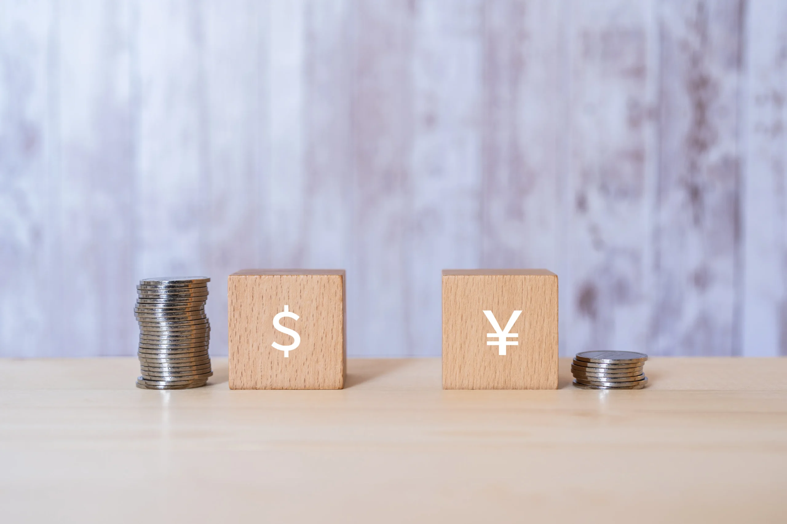 ドルマークと円マークが書かれた木のブロック