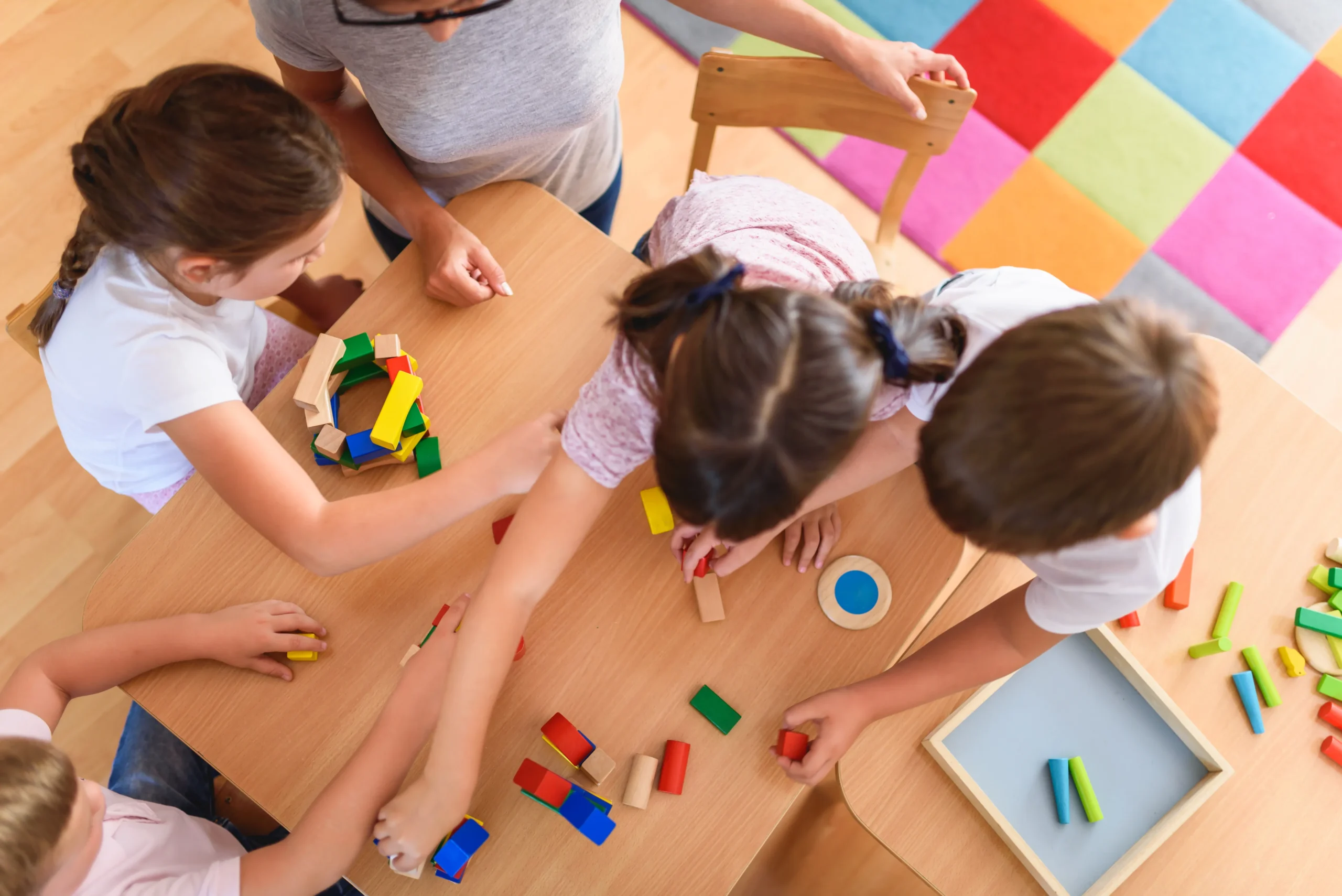 子どもが室内で遊んでいる