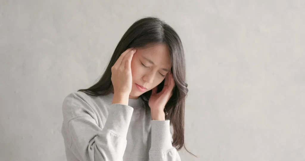 めまいを感じる女性