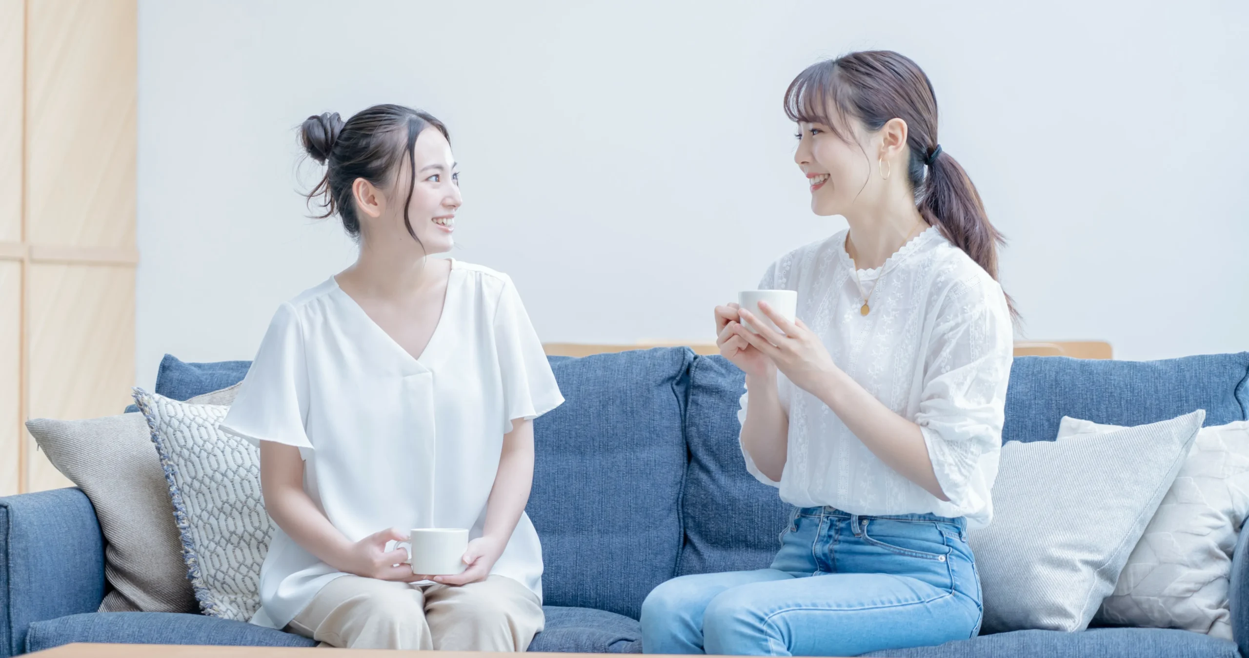話をする女性たち