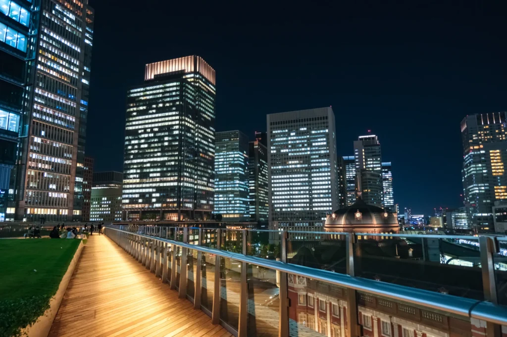 夜の高層ビル