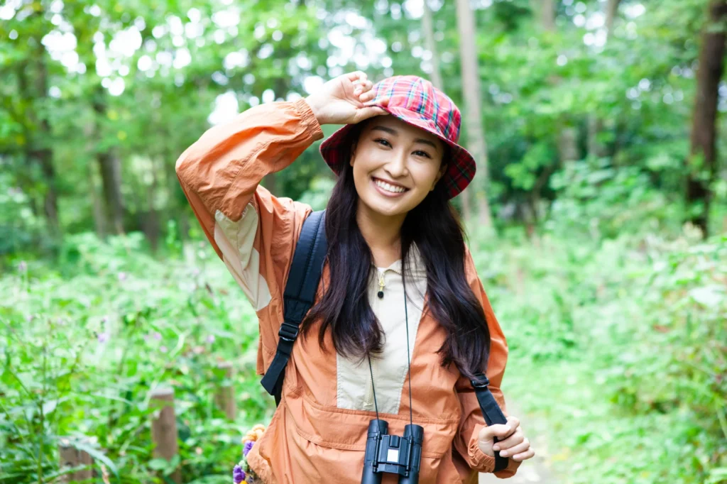 ハイキングする女性