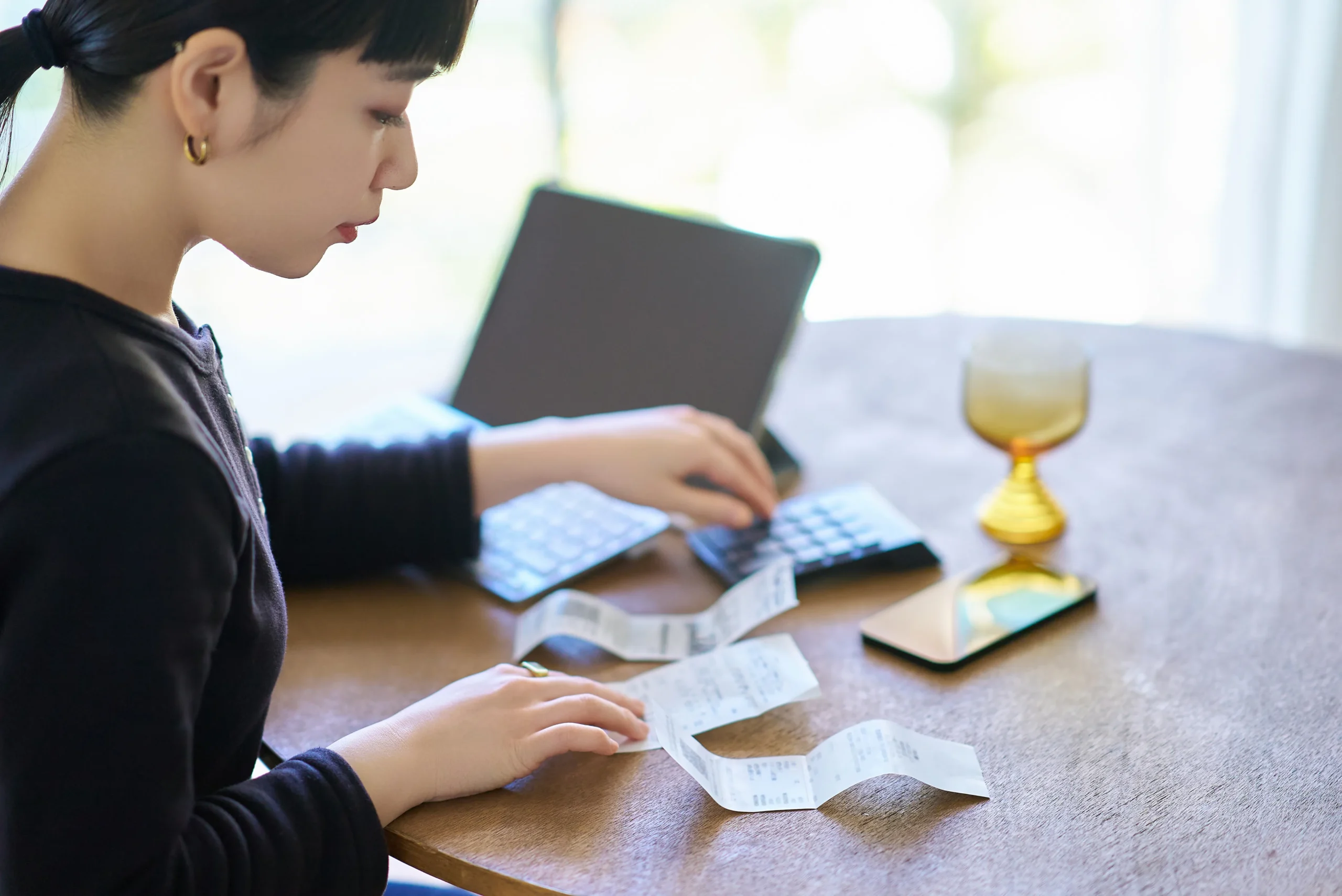領収書を手にする若い女性