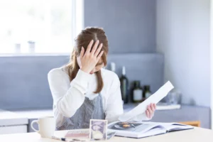 家計に悩む主婦