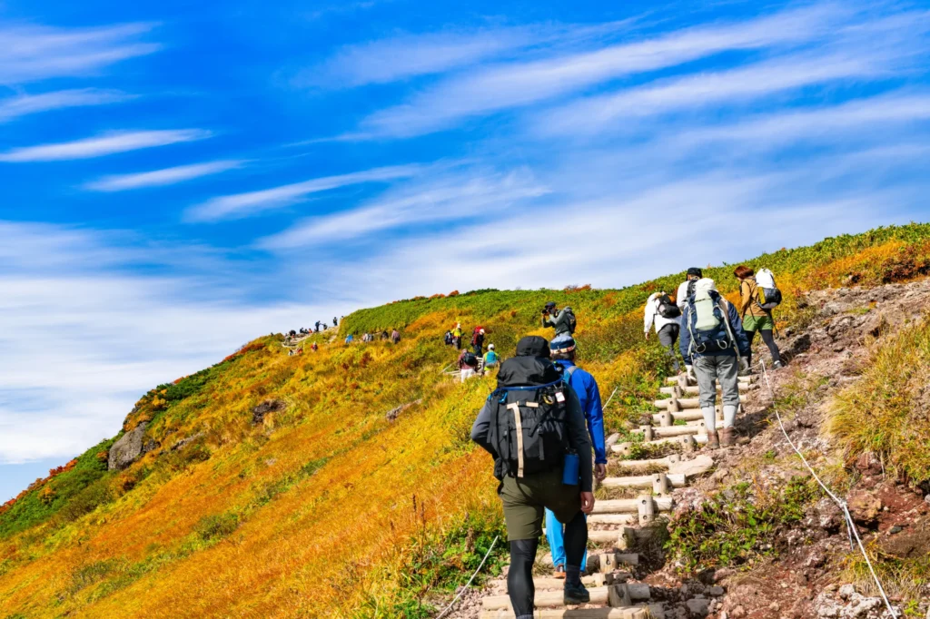 登山する人々