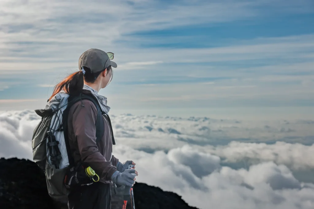 富士山登山する女性