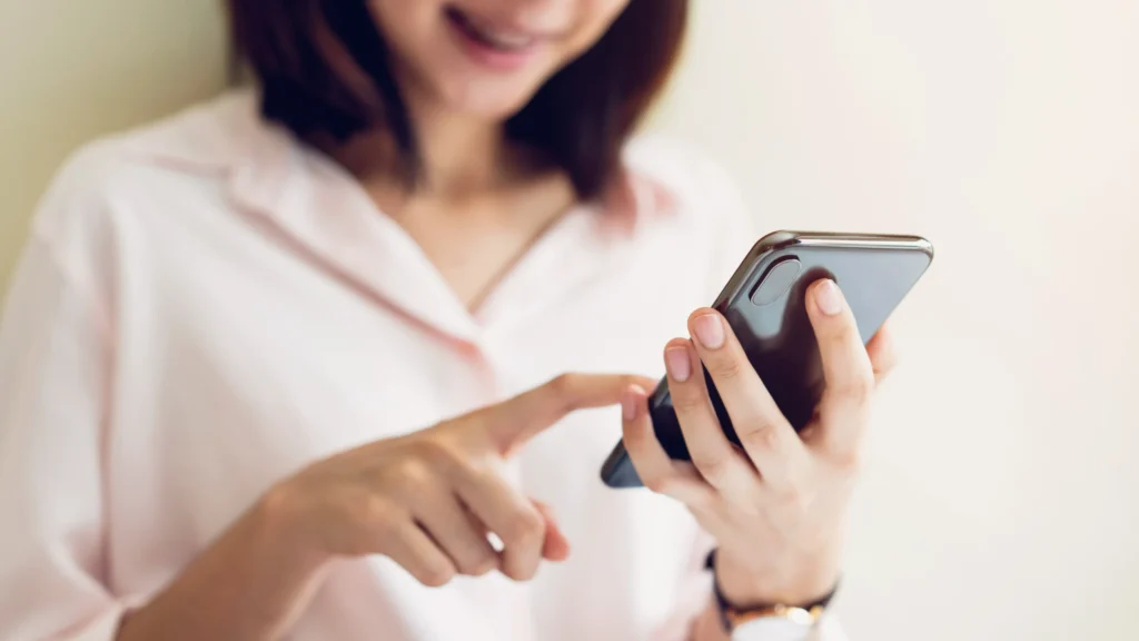 スマートフォンを持つ女性