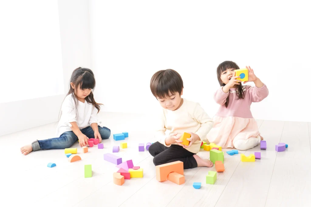 ブロックで遊ぶ子ども