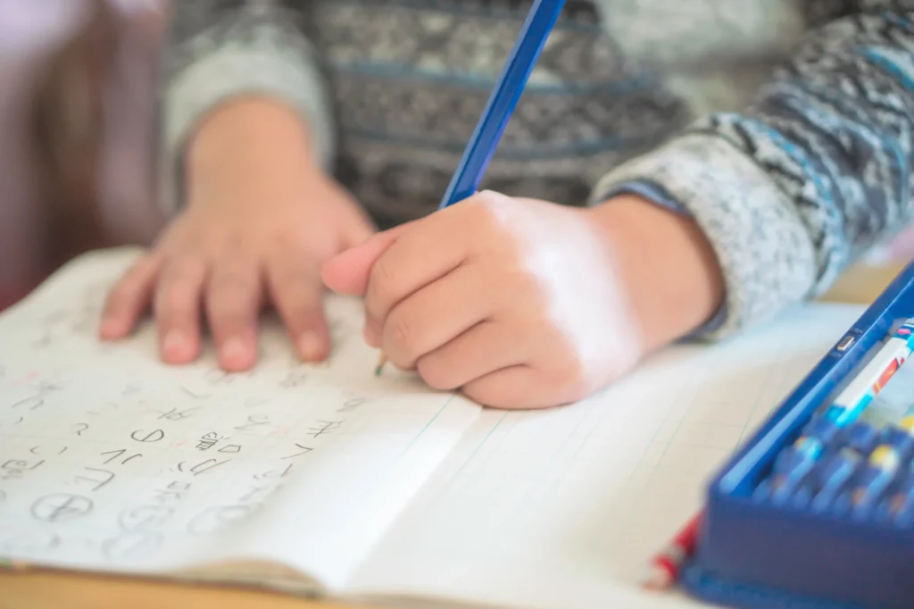 国語、漢字の勉強をする小学生