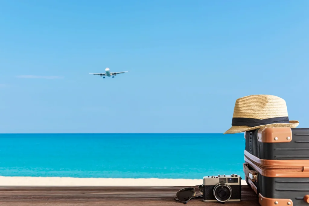 海と飛行機と旅行の荷物