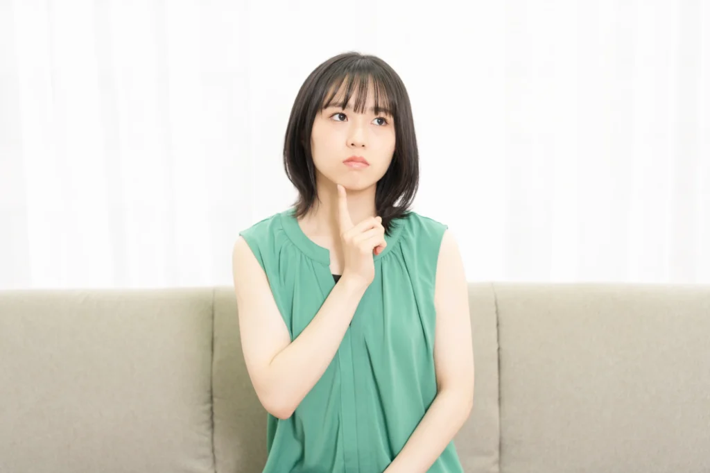 考える女性
