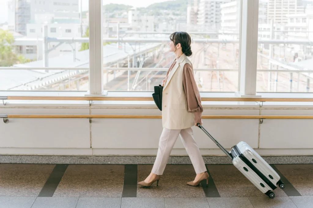 スーツケースを運ぶ女性