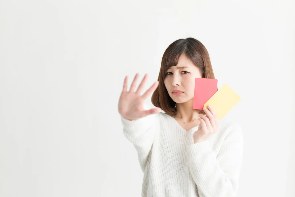 イエローカードとレッドカードを持つ女性