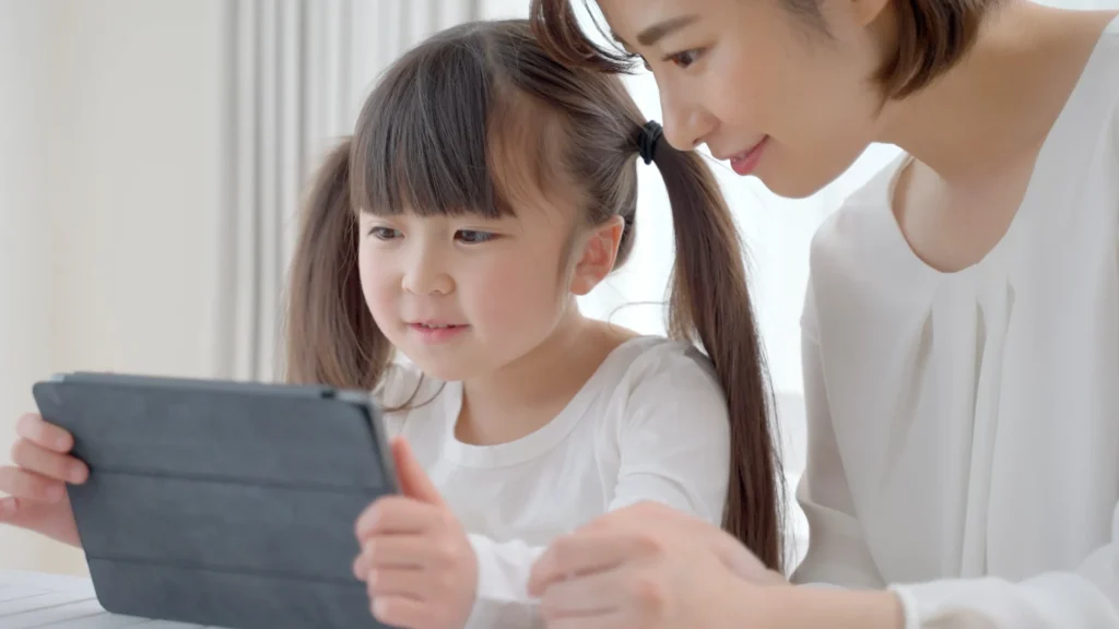 タブレットを使う女の子
