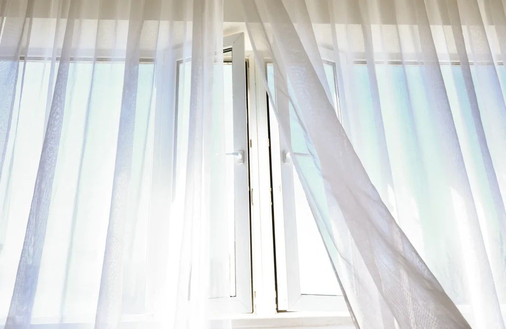 カーテンが風でなびく