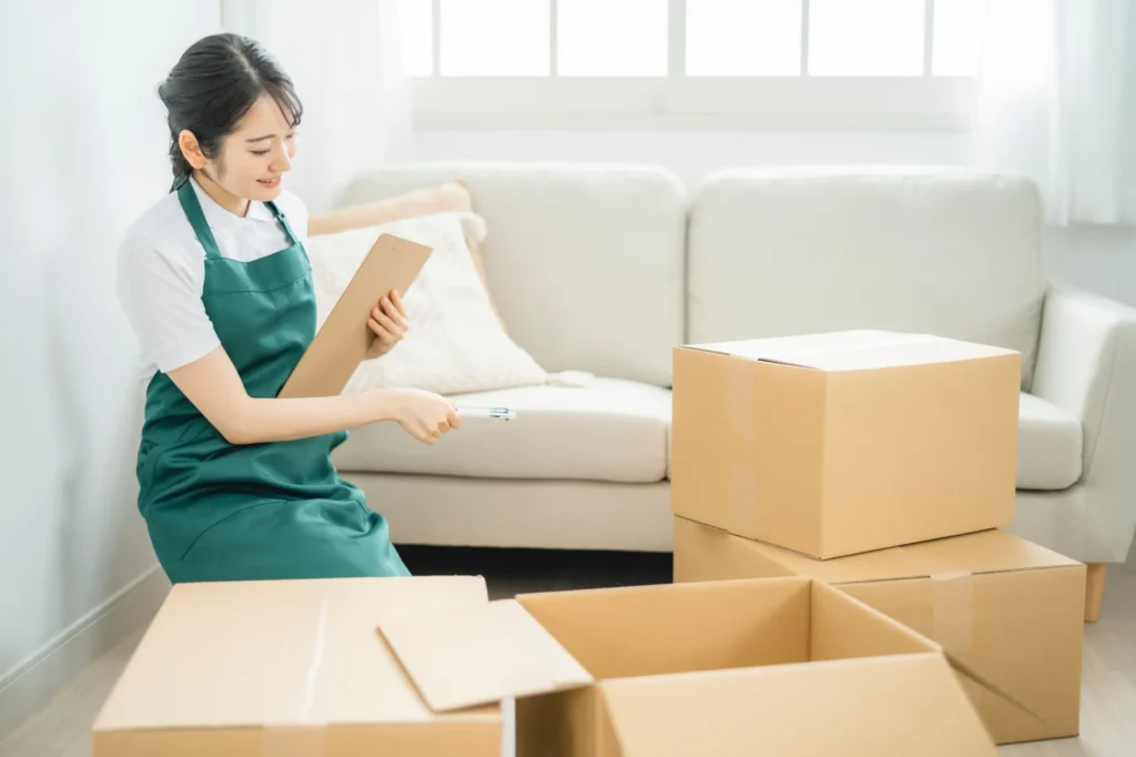 引越し作業をする女性