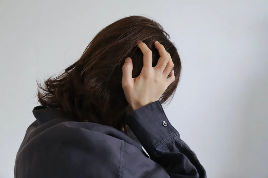 頭をおさえる女性