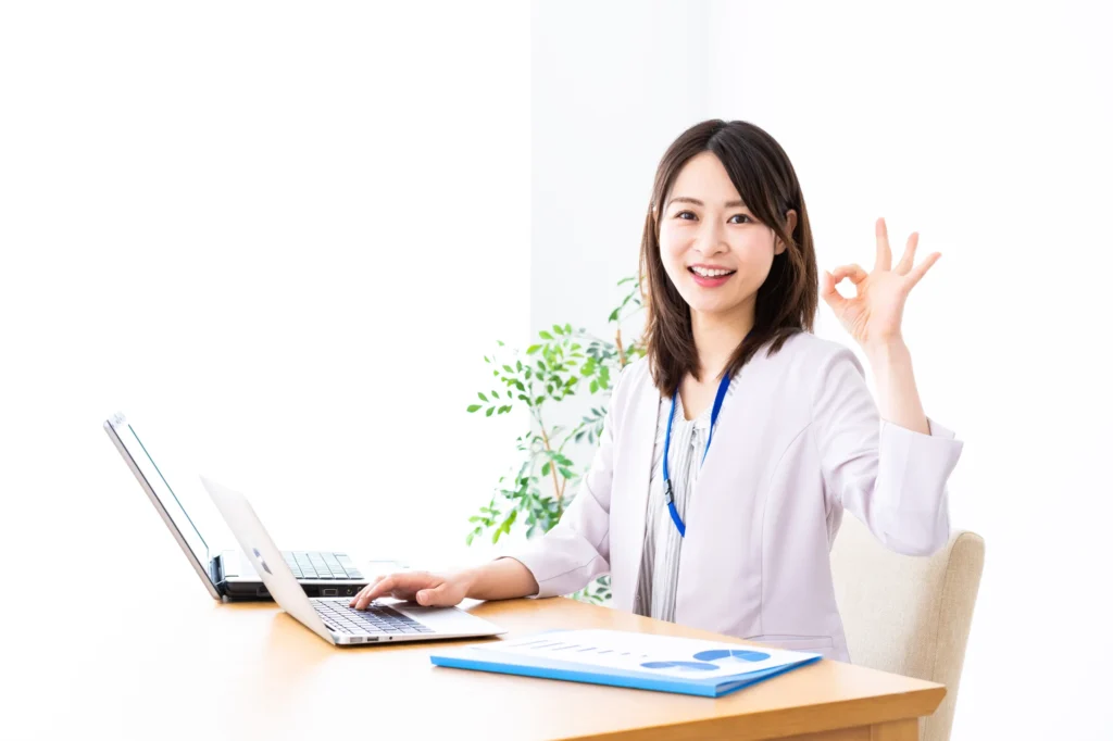 OKサインする女性