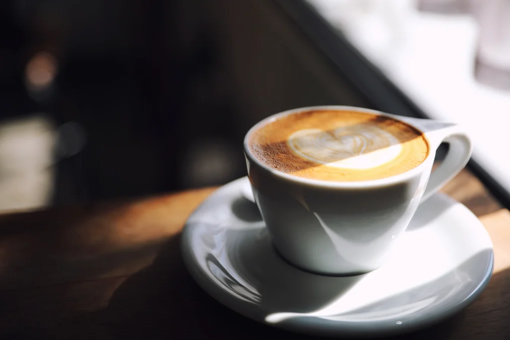 コーヒーカップに入ったコーヒー