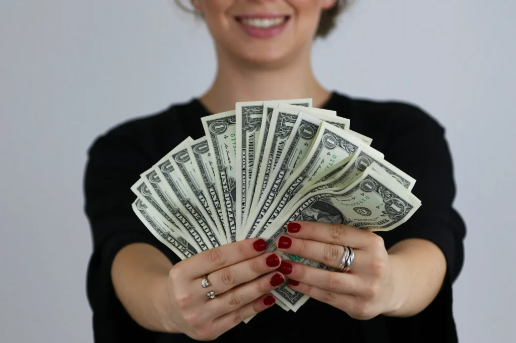 お金を見せる女性