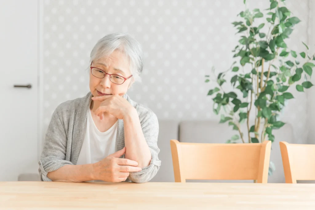 憂鬱な顔をした高齢女性