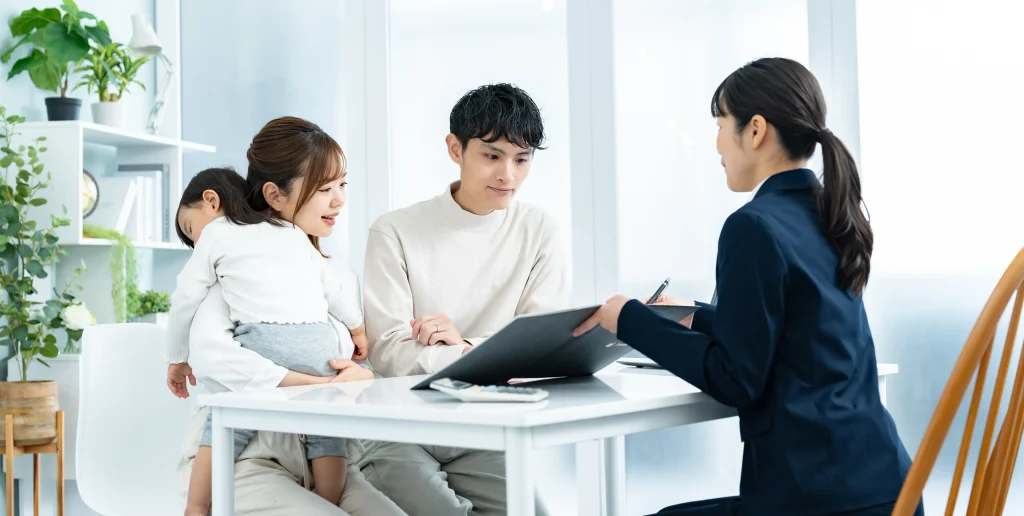 家族に説明する女性