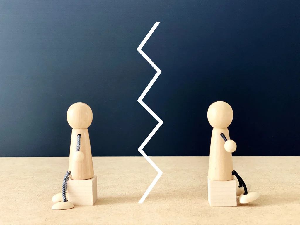 人形と人形の間に亀裂がはいる