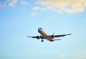飛行機が飛んでいる