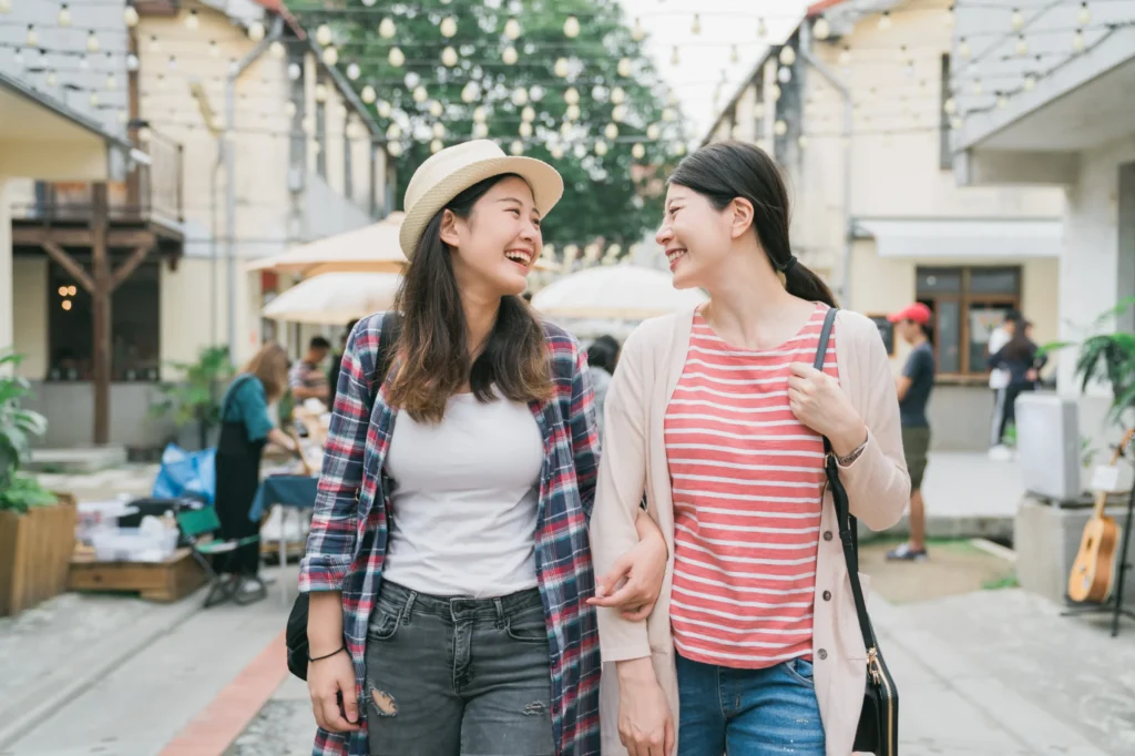旅行を楽しむ友人関係の２人