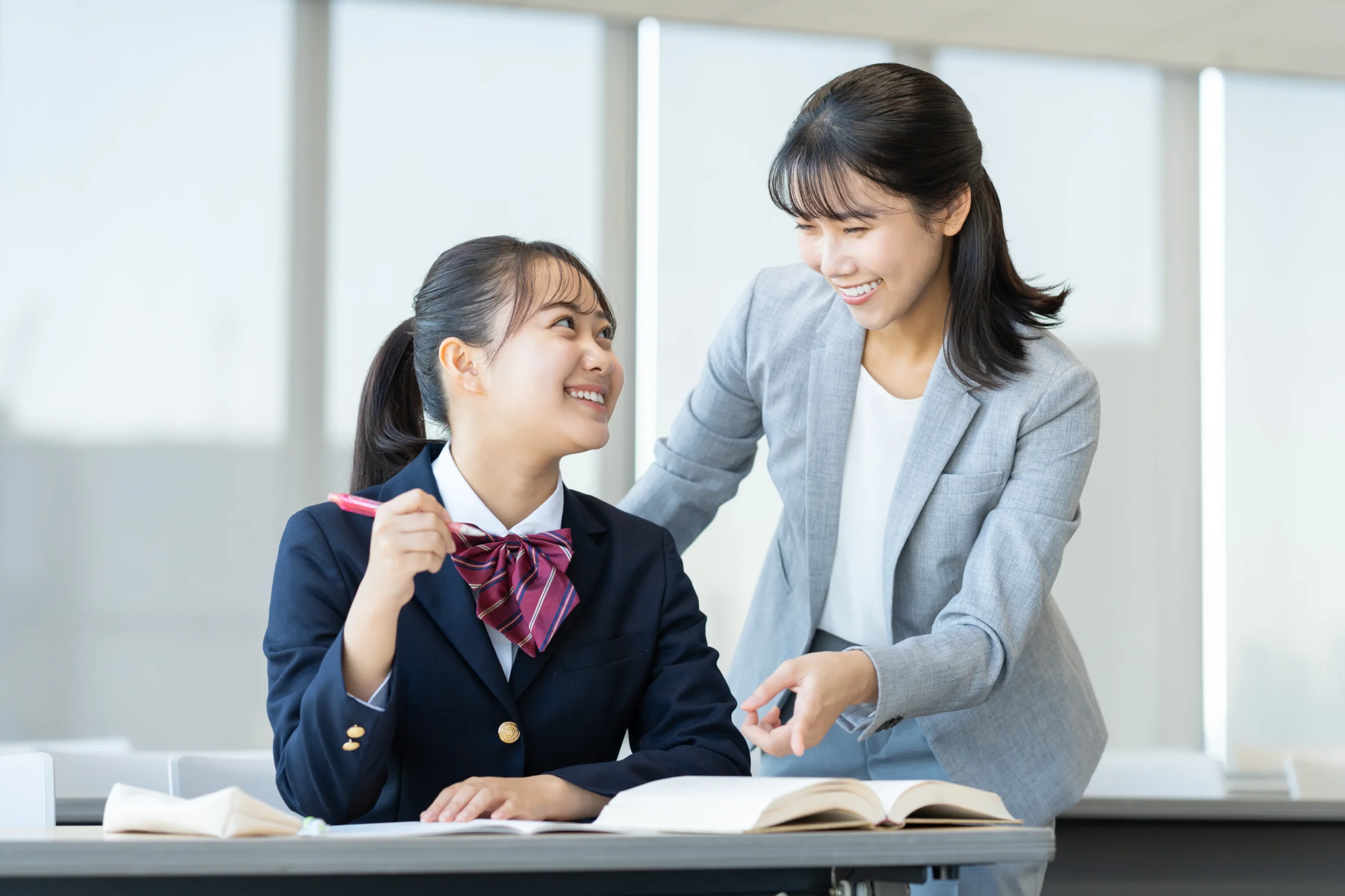 塾で勉強する女子高生