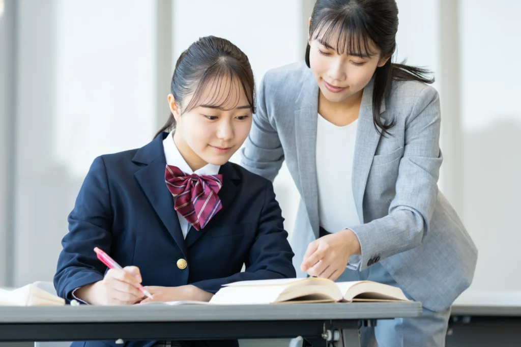 勉強を教える塾の講師