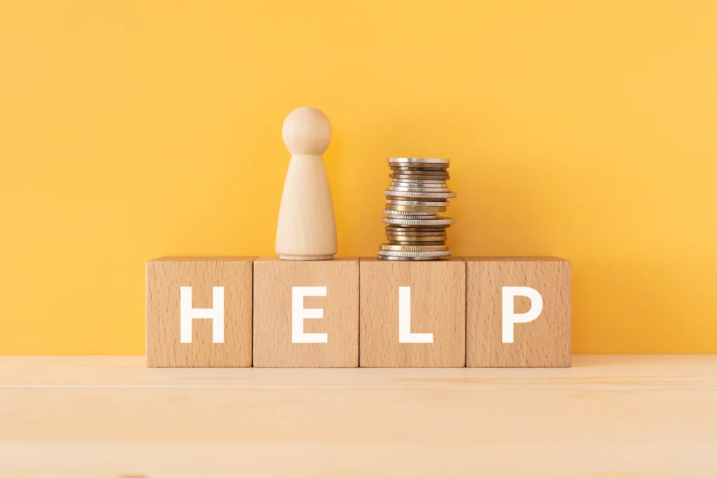 HELPと書かれたブロックと人形とコイン