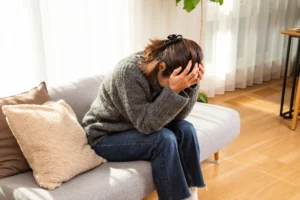 頭を抱える女性