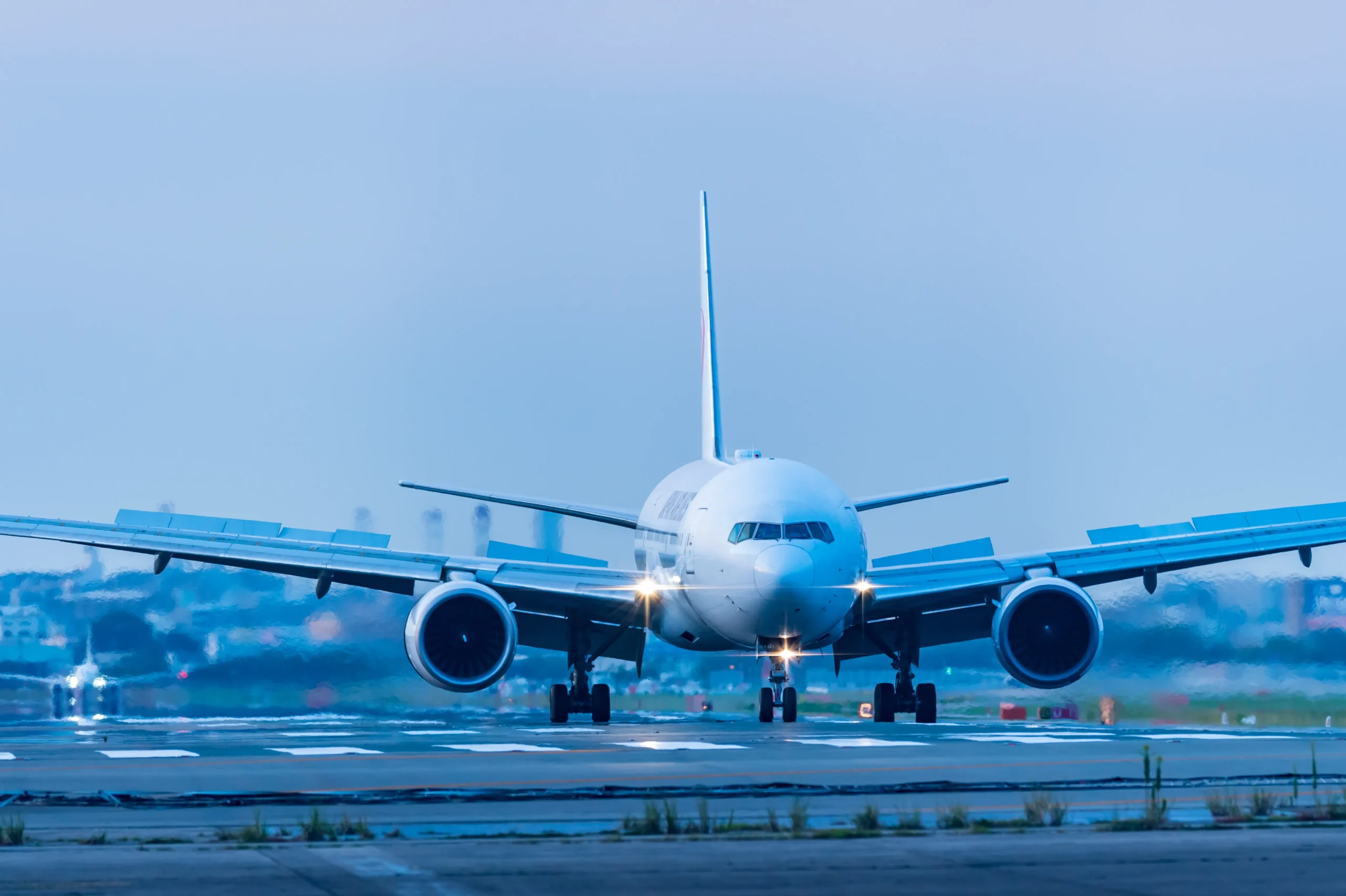 飛行機が離陸する