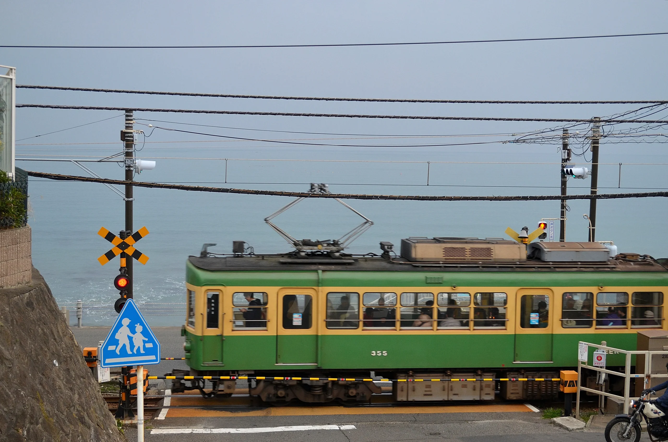 鎌倉高校前を走る電車