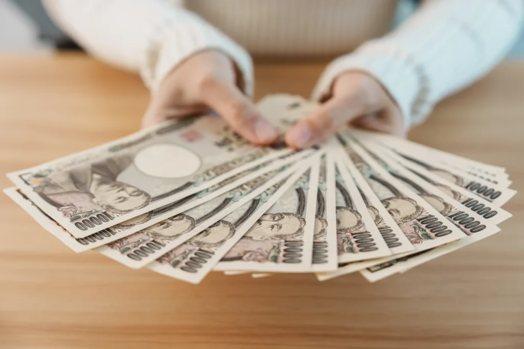 お金を見せる