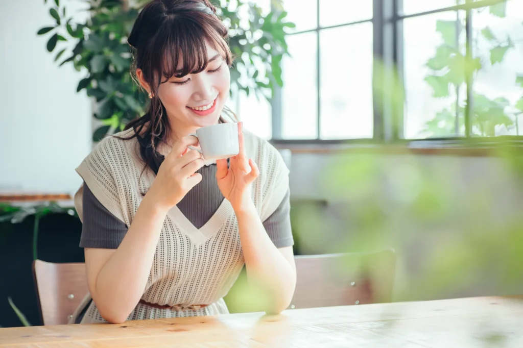 コーヒーを楽しむ女性