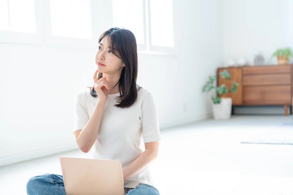 パソコンの前で考える女性