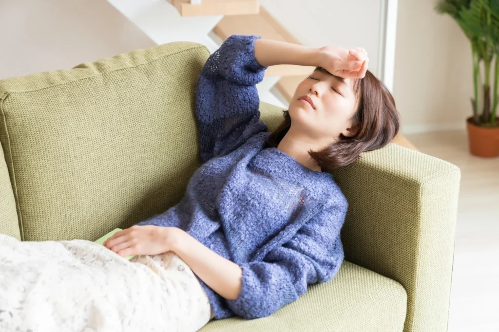 疲れてソファーに寝転ぶ