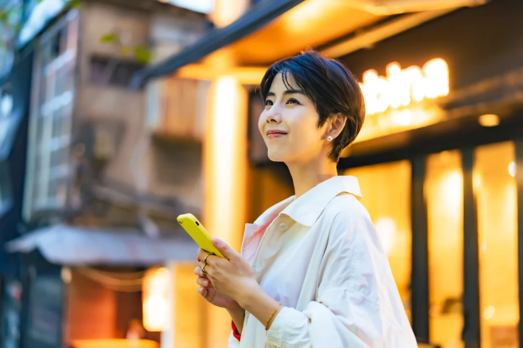 お得に旅行を楽しむ女性