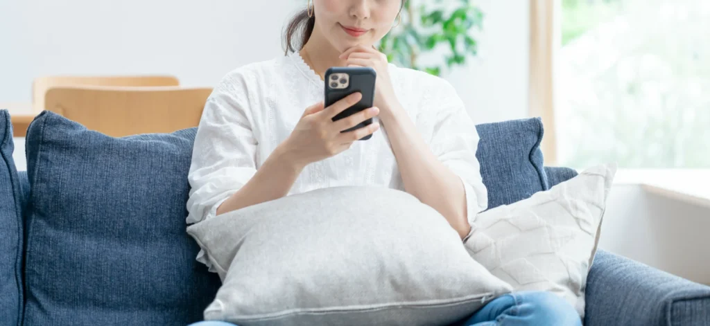 携帯を触る女性