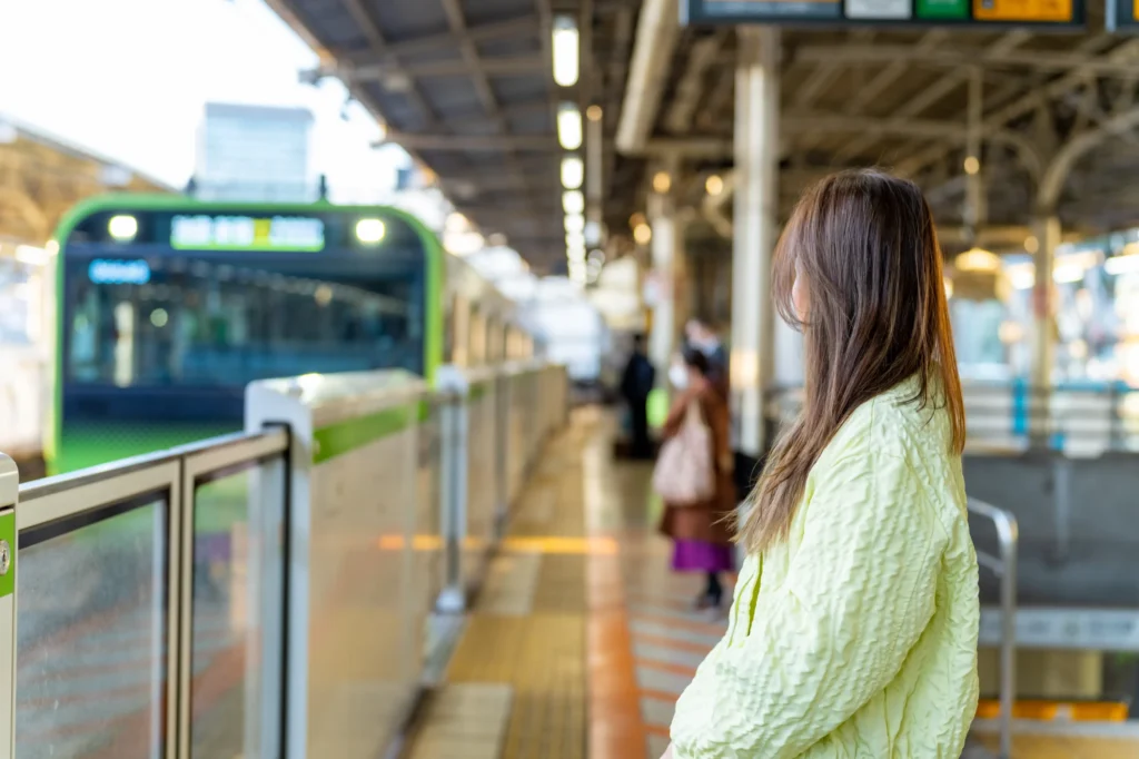 電車を待つ女性
