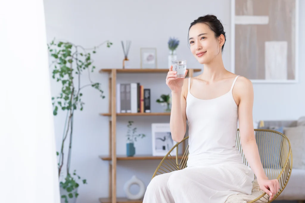 水を持つ女性