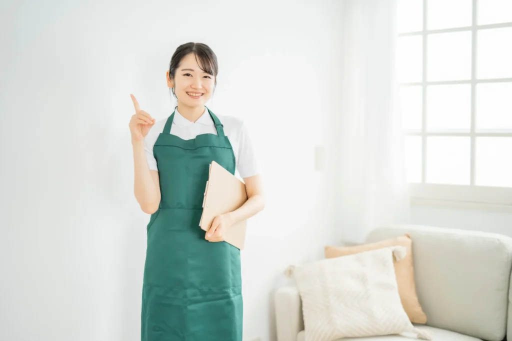 エプロンを身に着けた女性