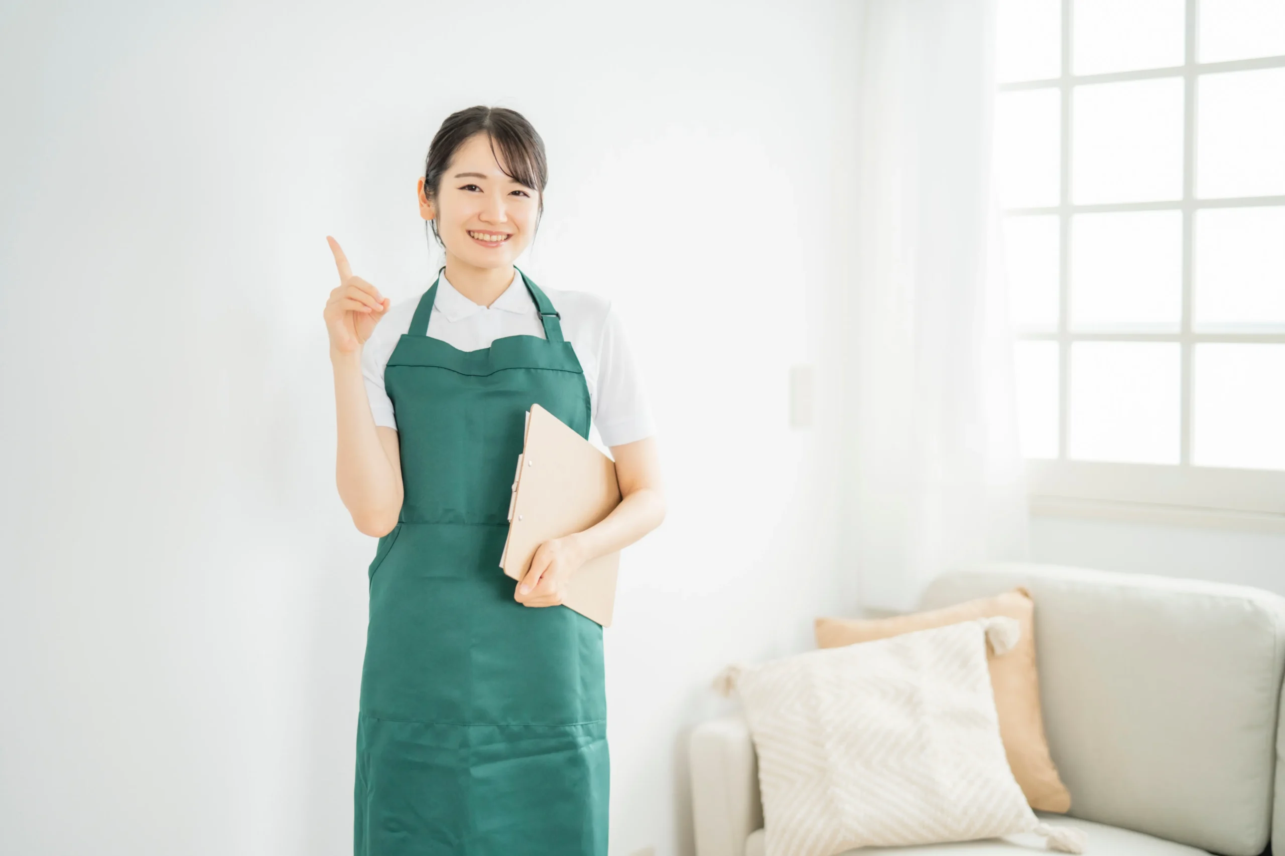 エプロンを身に着けた女性