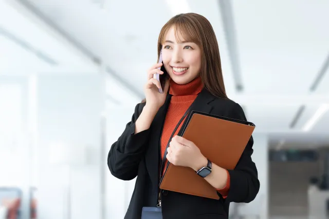 資料を持ちながら会話する