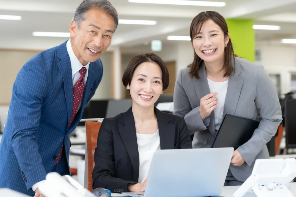 オフィスで働く男女のビジネスマン